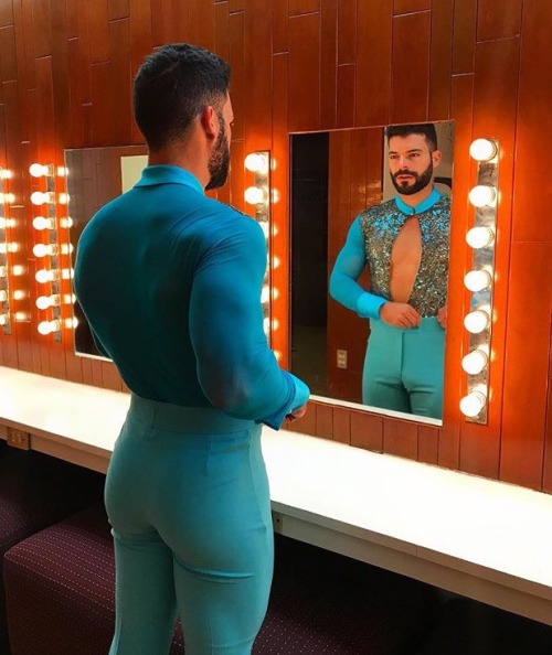 tijuanacaliente69:  ADRIAN DI MONTE😍  Ganador de bailando por un sueño, y famoso por su baile de “Mi gente” con ese vestuario donde se le veían las 🍑 tan ricas que tiene, así como se le ven en La foto donde lo están inyectando 💉😍😍