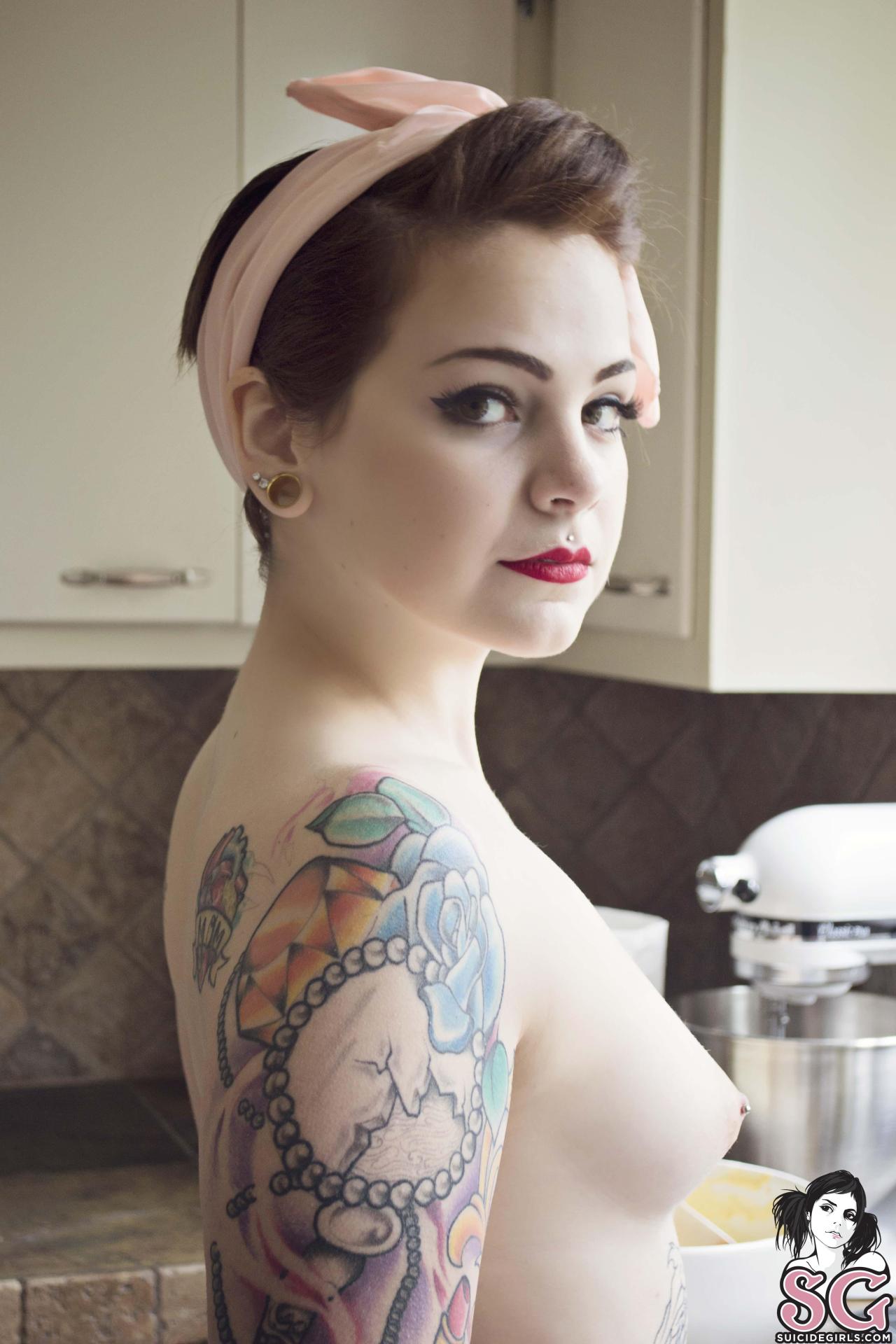 past-her-eyes:  LadyLove Hopefulladylovesuicide.suicidegirls.comLink to South African