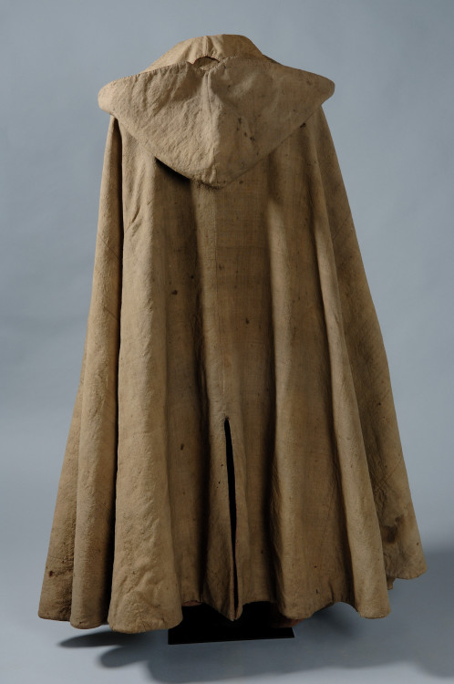 minutemanworld:Dark green field coat belonging to General James Wolfe (b1727, d1759). He may have be