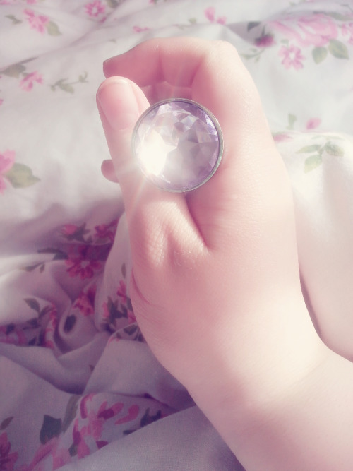 kittyxkisses: littleprincesschloe:  my pretty light purple princess plug ! :3  I want a pretty 