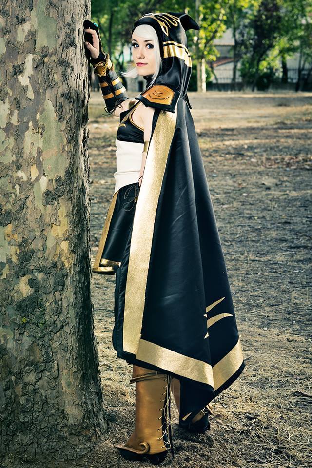 league-of-legends-sexy-girls:  Ashe Cosplay 