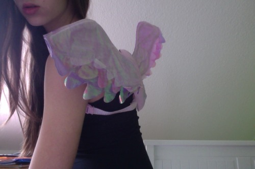 frozun:  ♡   i really really really want to make wings like this for a rave outfit now.
