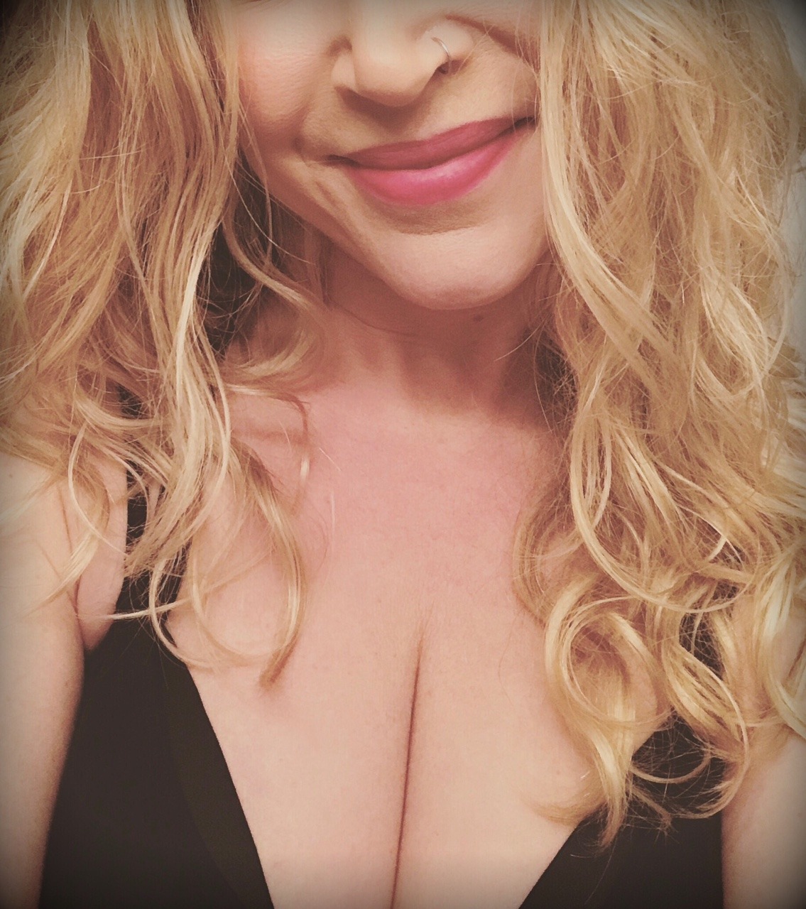avassexytime:  Good morning loves to you…Happy Monday. 😘