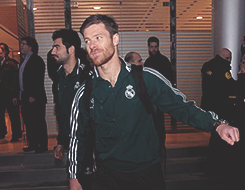 concretar:  More than 200 supporters showed up to the Santiago Bernabéu to show support to the team ahead of Tuesday’s Champions League semi-final match against Borussia Dortmund. Despite the rain, the fans gathered and sang songs of support of a
