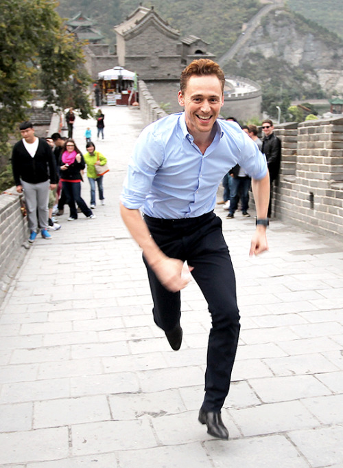 Throwback Tom Tweets: Tom Hiddleston at The Great Wall of China during Thor: The Dark World Press To