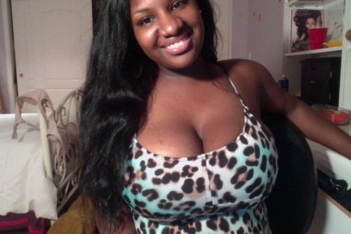 zaniahbelle:  10 pound selfie =)
