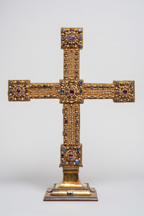 Cruz Imperial realizada en Lotaringia en 1024–25 o en 1030 salvo la base realizada en Praga en 1350.