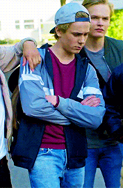 kazbreker:Isak + outfits