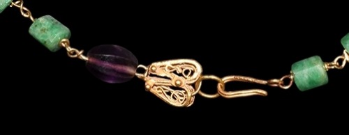archaicwonder:Romano-Egyptian Gold Chain Necklace with Emeralds and Amethyst, 3rd Century ADThe emer