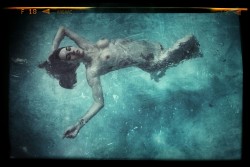 glossyworks:  Quick phone shot from today’s underwater shoot with Irene