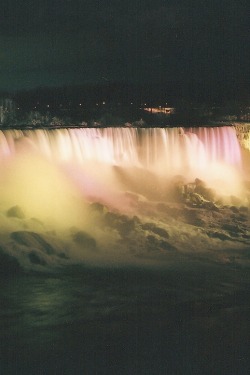 r2&ndash;d2:  Natural Lights on Niagara by (chrisdans) 
