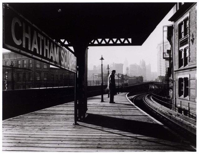 Arnold Eagle &bull; Chatham Square Platform, New York, 1944