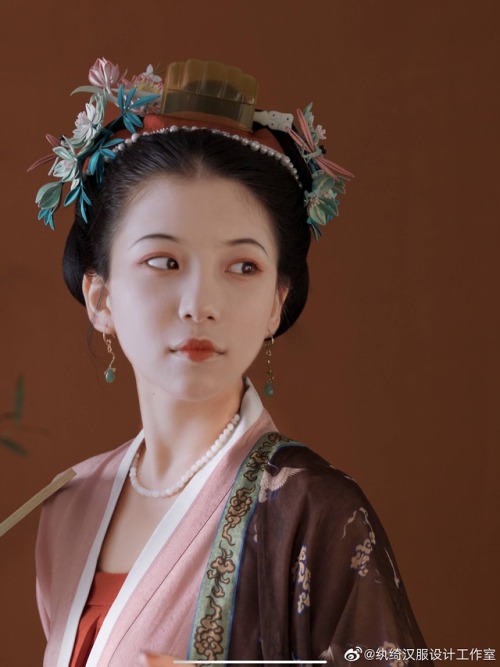 Traditional Chinese hanfu, hairstyles, and hair ornaments.