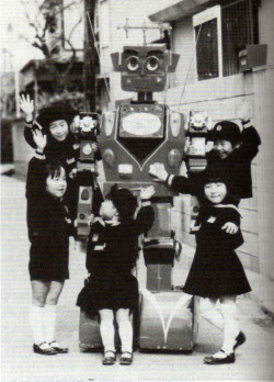 taishou-kun:  Mr. Kuro 九郎 the Robot with friends – 1970 Inventor : Aizawa Jirou 相澤 二郎   