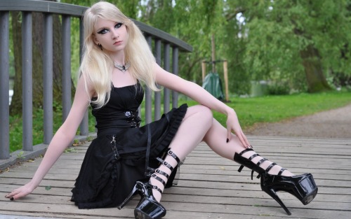 primary-elements:  Maria Amanda.