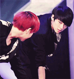 perolinha:   being greasy shit even in other’s fancam  