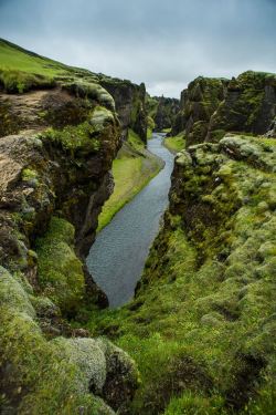 visitheworld:   Fjaðrárgljúfur Canyon / Iceland (by Thorsten).