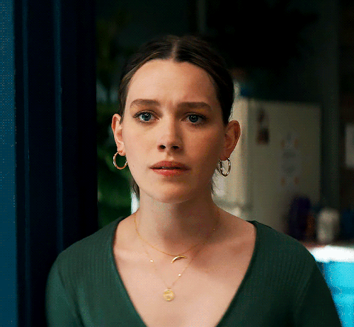 Victoria Pedretti As LOVE QUINN in YOU Season 2