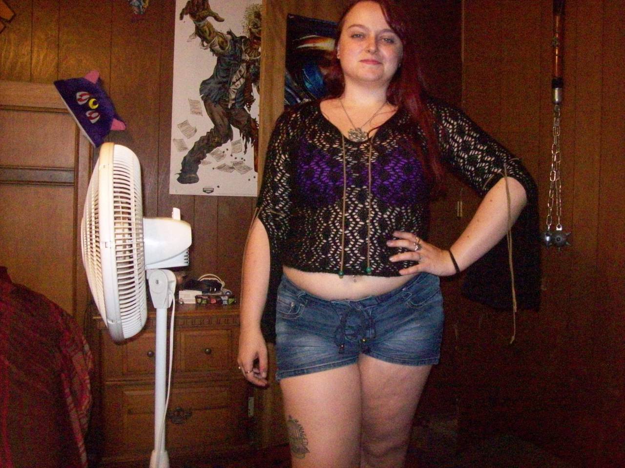 chameleon-girl:  Look at that tummy. It’s pale and soft and PERFECT and sometimes