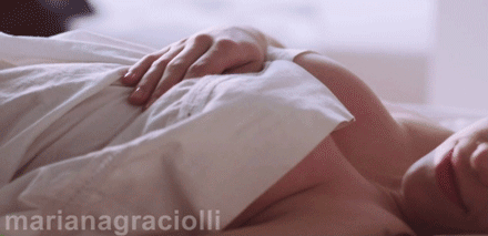 marianagraciolli:  Mari Graciolli acordando lindamente (GIF em HD).
