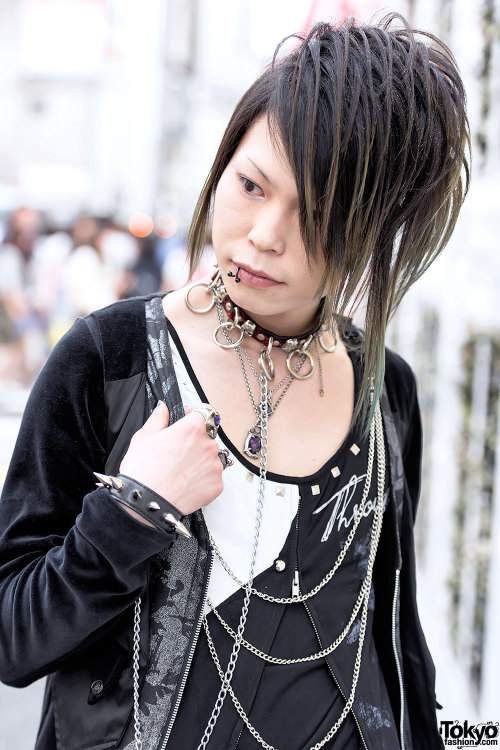 Visual kei fans R氏@星の王子 and Naruse on the street in Harajuku wearing fashion from Sex Pot Revenge, F