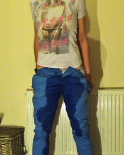 cute-wet-mess:  CuteWetMessSome photos of me pissing in my blue chinos. Enjoy!♥ cute-wet-mess.tumblr.com ♥