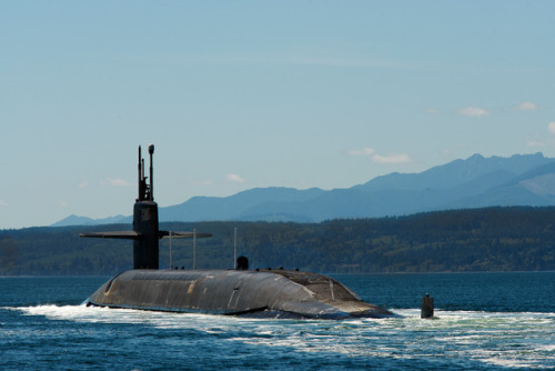 ssn-ssbn:  photoyage:  PUGET SOUND, Wash. (July 28, 2015) The Blue crew of the ballistic-missile submarine USS Pennsylvania (SSBN 735) returns home to Naval Base Kitsap-Bangor following a strategic deterrence patrol. (U.S. Navy photo by Mass Communication