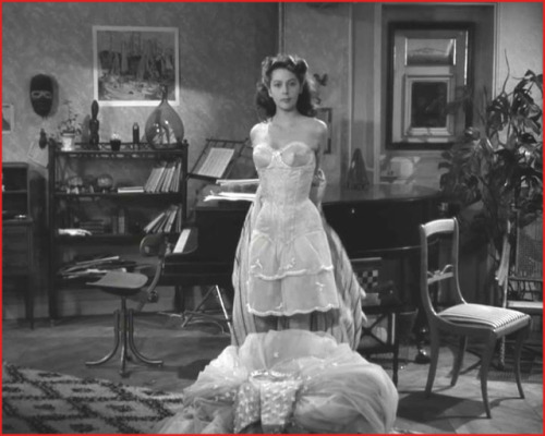 Früher gab es besonders in den Französichen Filmen oft solche Szenen, Frauen beim an- oder ausziehen