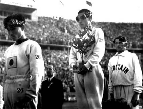 historicaltimes: Gijeong Son, a Korean marathon runner hides the Japanese flag on his chest with a s