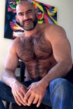 hirsute-honeys:  myhairymaturemanlove:   bearslands:    😍   I like em solid 👅🐷❤️ 