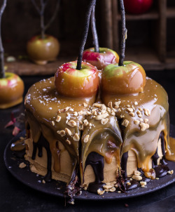 aithniesfire:  delicious-food-porn:  Salted Caramel Apple Snickers Cake  It’s magical 💖💖💖