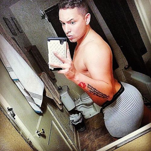 acacio-moore:  This ho is OFF THE CHAIN!