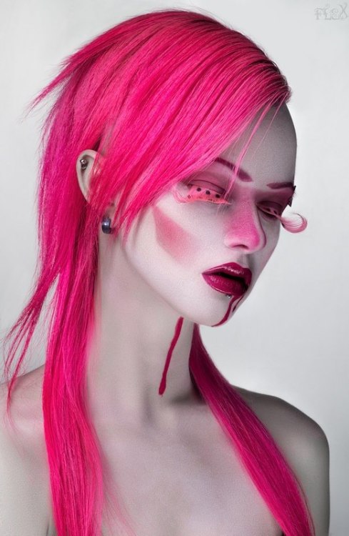 groteleur:  Shocking Photos of Models Without Makeup > 