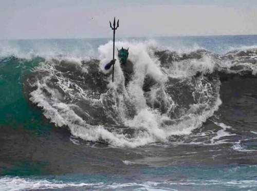 sixpenceee: Epic picture of wave crashing into the statue of Neptune in Gran Canaria. From here