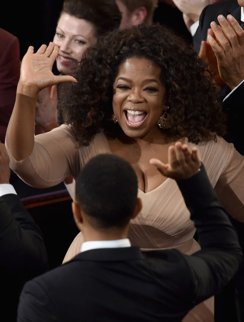celebritiesofcolor:John Legend gives a high five to Oprah Winfrey after winning the Best Original So