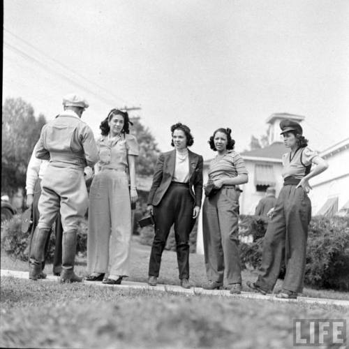 Fans at Joe Louis’s training camp(William C. Shrout. 1940)