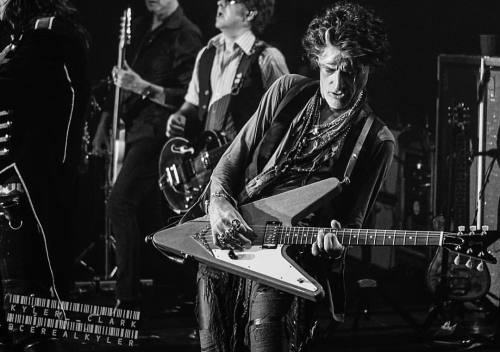 cerealkyler:This just in! #JoePerry returns to the #HollywoodVampires tomorrow night!  Joe will be with us for the rest of the dates, which are: July 22 - Rohnert Park, CA - Weill Hall July 23 - Jacksonville, OR - Britt Pavilion July 24 - Saratoga, CA