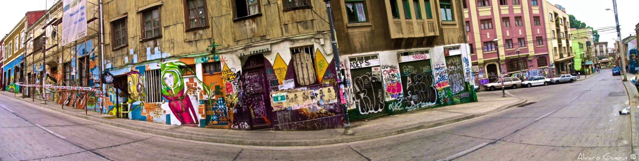 aguerin:  Valparaíso, Chile Dos mundos comunicados por rampas,por escaleras, por