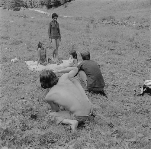 Čičmany. Akt-Pleinair 1980. Claus Baumann und Volkhard Wilhelm fotografieren drei junge Frauen auf e