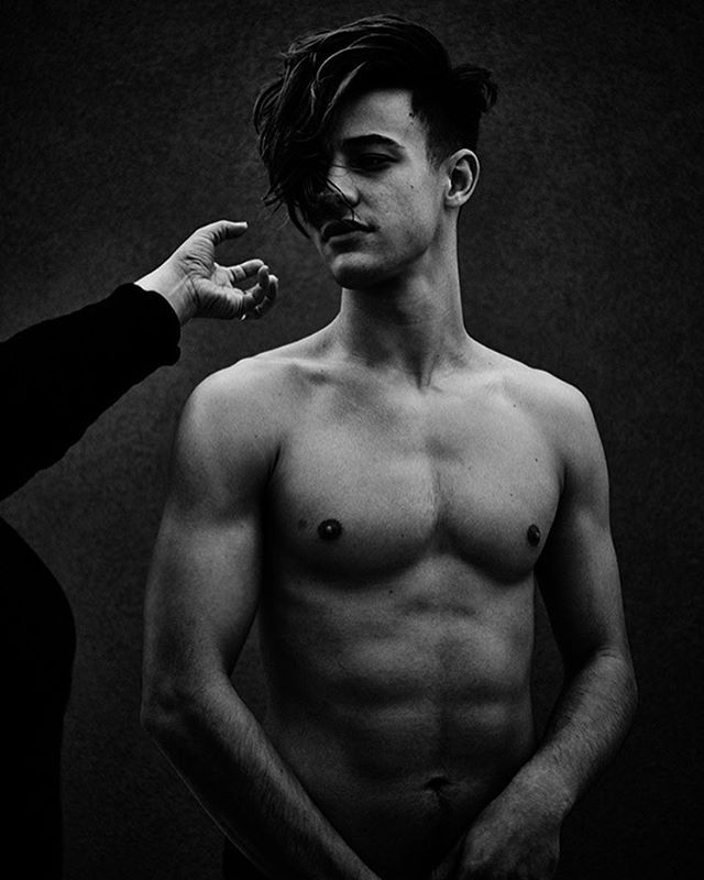 famousdudes:  Cameron Dallas definitely knows how to pose shirtless.