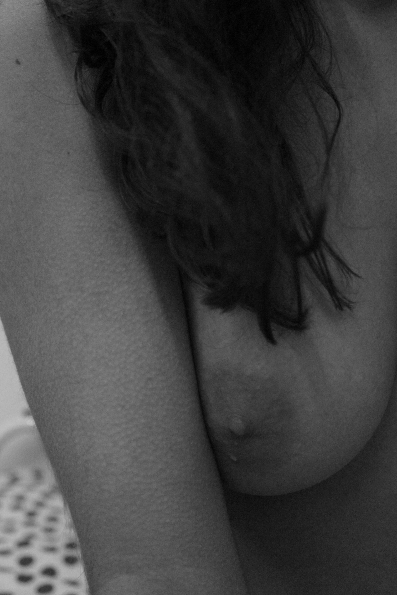 nakedpersephone:  I told you living in a cold house was a nightmare to take nudes…