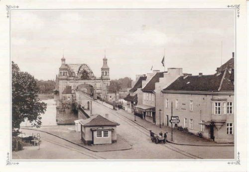 Queen Louise Bridge in Sovetsk/Tilsit (2006 and 1924).Tilsit, once part of East Prussia, was renamed