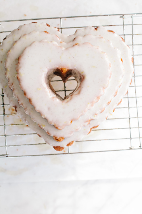 foodffs:  LEMON CAKE WITH FRESH RASPBERRIESReally porn pictures