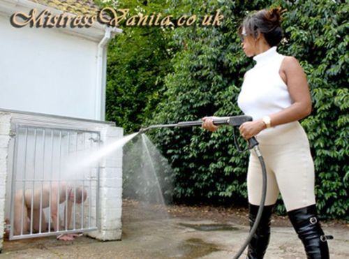 PowerwashDon’tmiss a play partner, download Whiplr, a messenger with kinks.