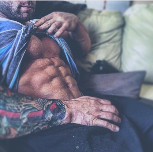 jivvii:  Iain Valliere sixpack
