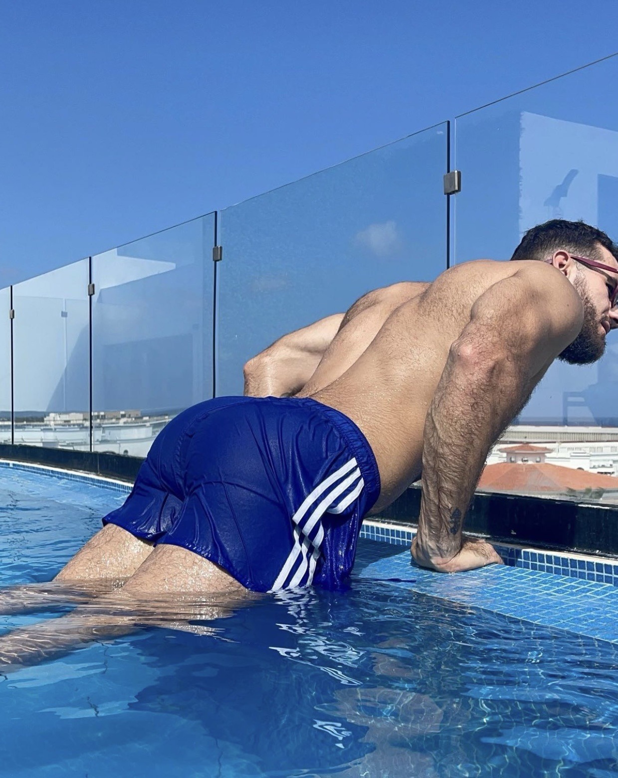 elnerdo19:Sexy Sam Vass and that furry chest of his! 🐻 🐺 💪🏼 🥩 ❤️😍🥰😈