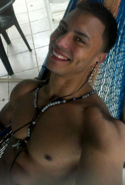 chicosbellacosdepr001:  booh200:  Carlos Santiago en Facebook  Dios mio😍😍 