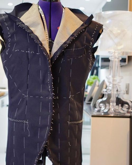 Next bespoke project on its way; timeless navy blazer! Heavyweight hopsack from @foxbrothers1772 rec