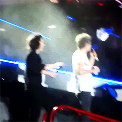 niallslaugh-deactivated20160601:  Niall and Harry during band introduction 13/9/2014 