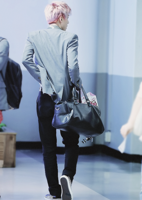 fan-qins:  Sehun fixing his pants 〜(￣▽￣〜) 